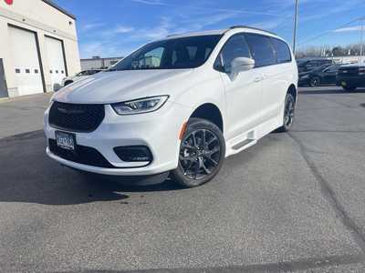 2022 Chrysler Pacifica, $58995. Photo 2