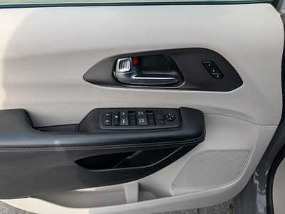 2022 Chrysler Pacifica, $22495. Photo 10