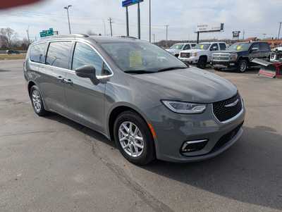 2022 Chrysler Pacifica, $22495. Photo 2