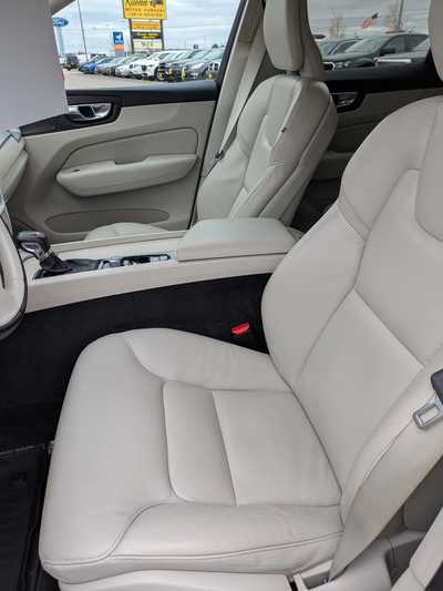 2019 Volvo XC60, $25990. Photo 11