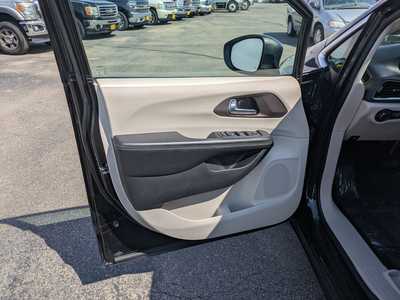 2020 Chrysler Voyager, $12900. Photo 10
