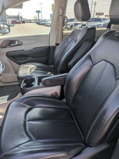 2020 Chrysler Voyager, $12900. Photo 11