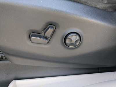 2020 Chrysler Voyager, $12900. Photo 12