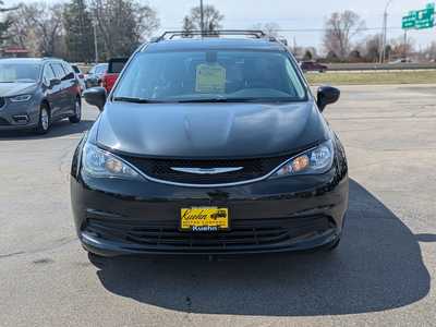 2020 Chrysler Voyager, $12900. Photo 3
