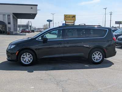 2020 Chrysler Voyager, $12900. Photo 5