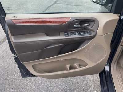 2014 Chrysler Town & Country, $8995. Photo 11