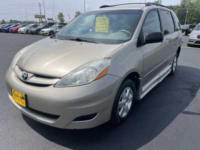 2010 Toyota Sienna, $17997. Photo 4