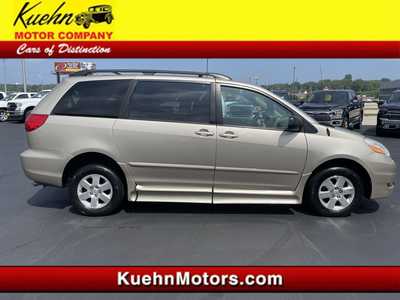 2010 Toyota Sienna, $17997. Photo 1
