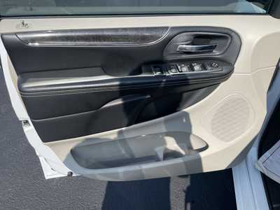 2016 Chrysler Town & Country, $15497. Photo 11