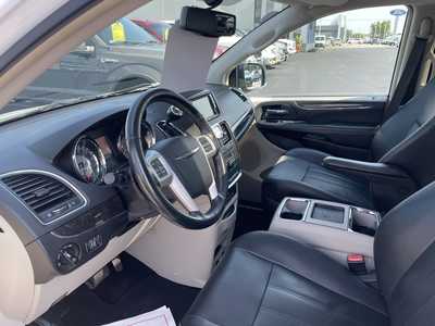 2016 Chrysler Town & Country, $15497. Photo 12