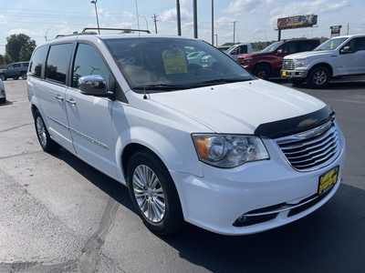 2016 Chrysler Town & Country, $15497. Photo 2