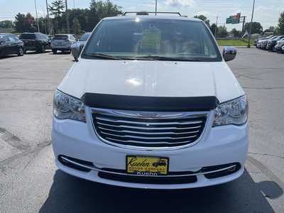2016 Chrysler Town & Country, $15497. Photo 3
