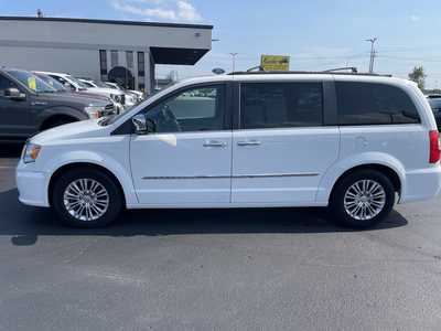 2016 Chrysler Town & Country, $15497. Photo 5
