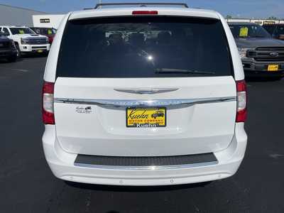 2016 Chrysler Town & Country, $15497. Photo 7