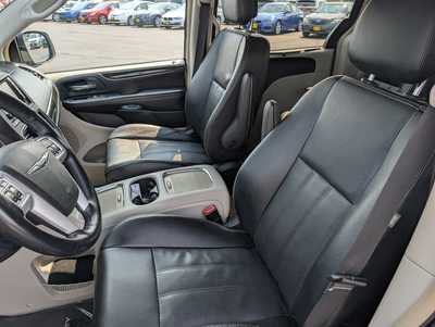 2014 Chrysler Town & Country, $8247. Photo 11