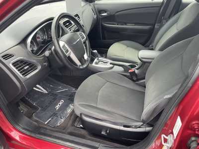 2011 Chrysler 200, $5495. Photo 12