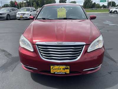 2011 Chrysler 200, $5495. Photo 3