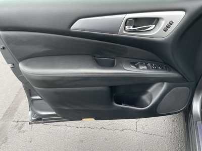 2019 Nissan Pathfinder, $17498. Photo 12