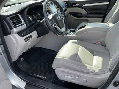 2017 Toyota Highlander, $22985. Photo 12