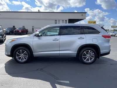 2017 Toyota Highlander, $22985. Photo 5