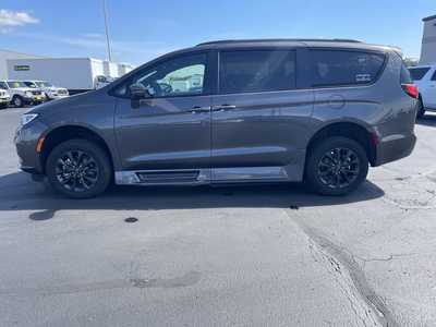 2021 Chrysler Pacifica, $51995. Photo 2