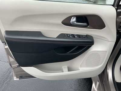 2017 Chrysler Pacifica, $35987. Photo 11