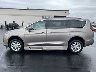 2017 Chrysler Pacifica, $35987. Photo 5