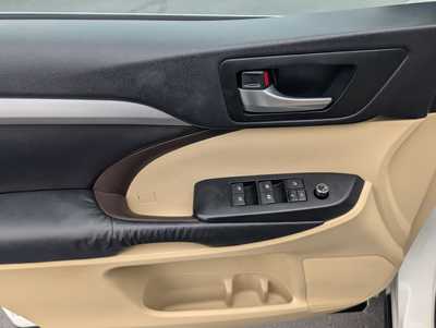 2016 Toyota Highlander, $20487. Photo 10