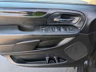 2014 Chrysler Town & Country, $11997. Photo 10