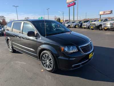 2014 Chrysler Town & Country, $11997. Photo 2