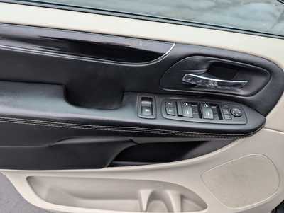 2016 Chrysler Town & Country, $12986. Photo 11