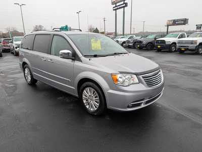 2016 Chrysler Town & Country, $12986. Photo 2