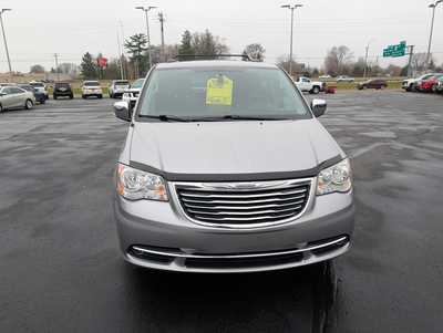 2016 Chrysler Town & Country, $12986. Photo 3