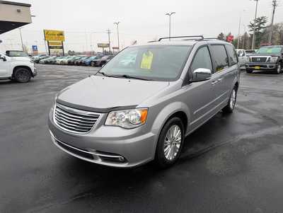 2016 Chrysler Town & Country, $12986. Photo 4