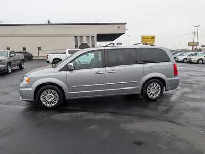 2016 Chrysler Town & Country, $12986. Photo 5