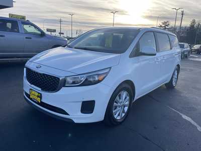 2017 Kia Sedona, $9497. Photo 4