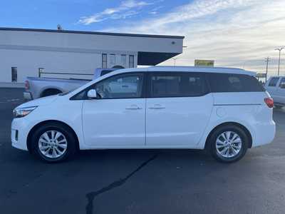 2017 Kia Sedona, $9497. Photo 5