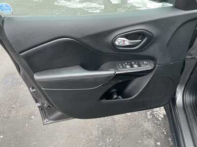 2019 Jeep Cherokee, $13477. Photo 11