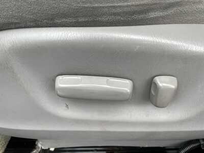 2004 Toyota Sienna, $12987. Photo 12