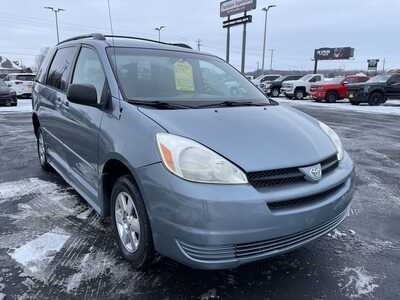 2004 Toyota Sienna, $12987. Photo 2