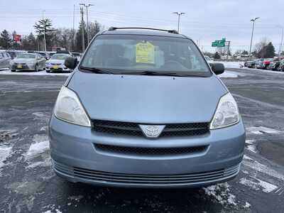 2004 Toyota Sienna, $12987. Photo 3