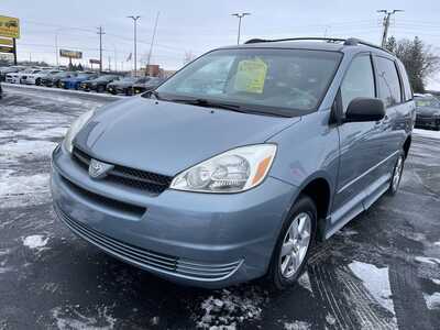 2004 Toyota Sienna, $12987. Photo 4