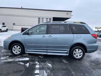 2004 Toyota Sienna, $12987. Photo 5