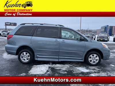 2004 Toyota Sienna, $12987. Photo 1