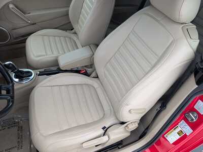 2013 Volkswagen Beetle, $10987. Photo 11