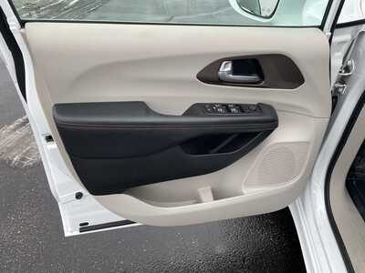 2017 Chrysler Pacifica, $13897. Photo 12