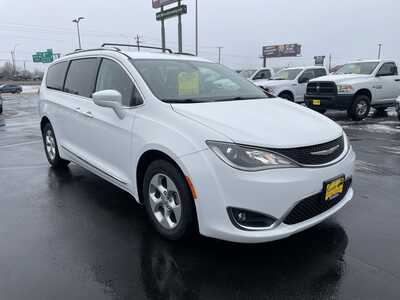 2017 Chrysler Pacifica, $13897. Photo 2