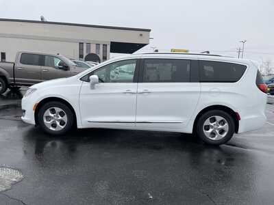 2017 Chrysler Pacifica, $13897. Photo 5
