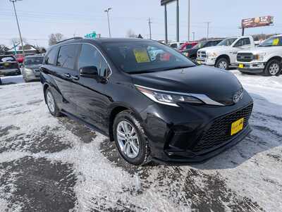 2023 Toyota Sienna, $39995. Photo 2