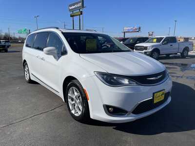 2018 Chrysler Pacifica, $11987. Photo 2